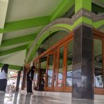 Tingkatkan Kebersihan Tempat Ibadah, Mahasiswa KKN IAIN Syekh Nurjati Cirebon Bersihkan Masjid di Desa Karangsari